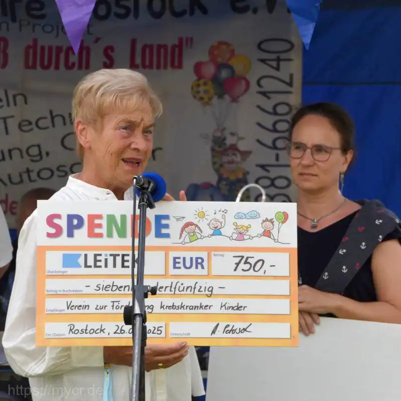 Spendenübergabe_Förderung krebskranker Kinder